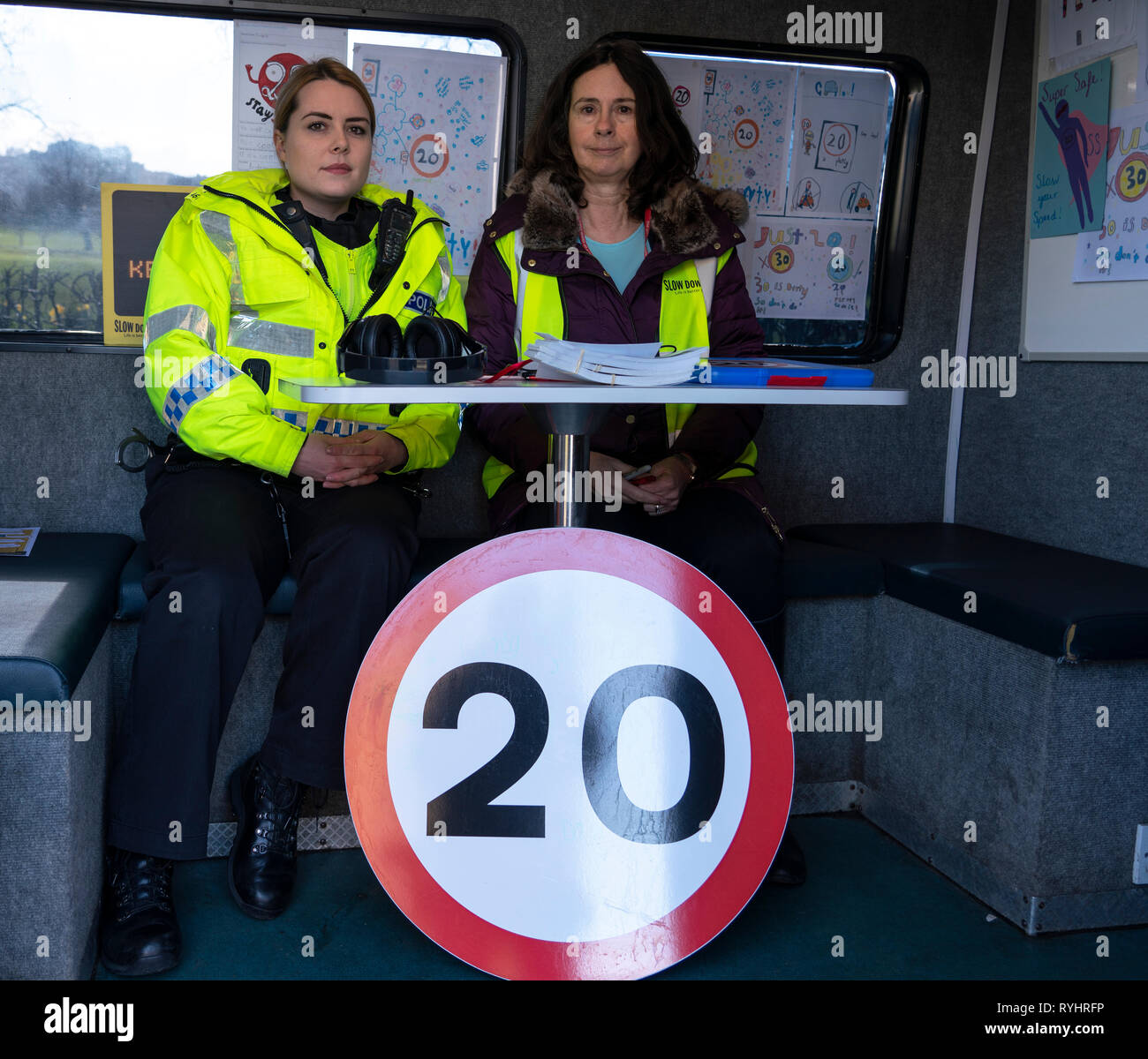 Edinburgh, Ecosse, Royaume-Uni. 14 mars, 2019. Contrôle de vitesse voiture de police à Edimbourg à la première d'une série de projets pilotes de 20mph ÔRoadside EducationÕ événements, organisés en partenariat avec la police de l'Écosse, qui vise à sensibiliser des conséquences des infractions aux limites de vitesse 20mph. Les pilotes de vitesse sera arrêté par les agents de police et a offert une courte séance de formation de pilote dans une unité de commandement de la police. Credit : Iain Masterton/Alamy Live News Banque D'Images