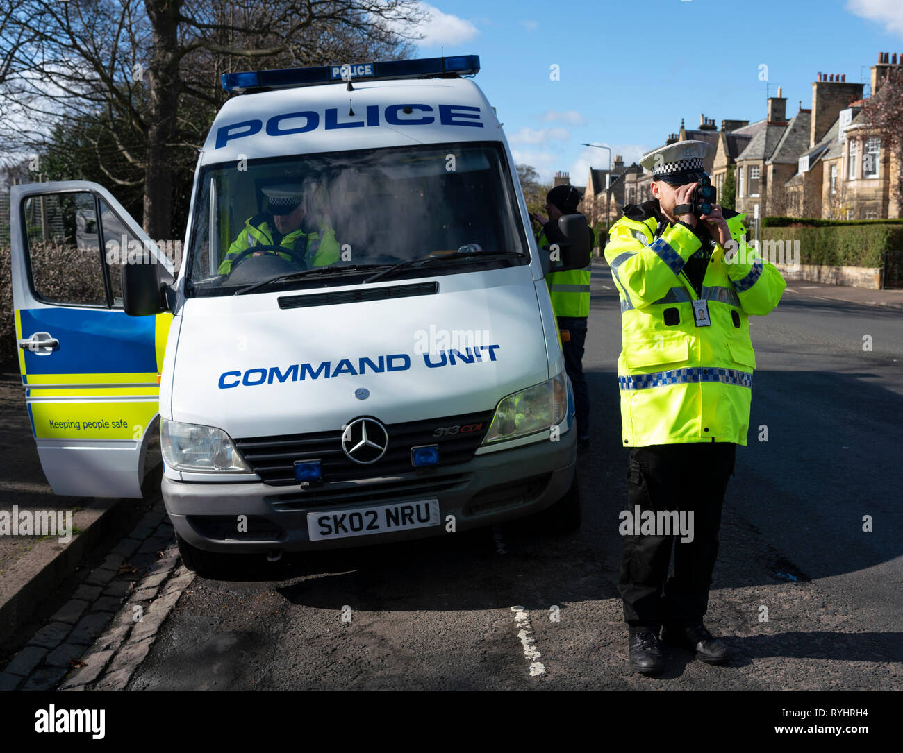 Edinburgh, Ecosse, Royaume-Uni. 14 mars, 2019. Contrôle de vitesse voiture de police à Edimbourg à la première d'une série de projets pilotes de 20mph 'Éducation Routière' événements, organisés en partenariat avec la police de l'Écosse, qui vise à sensibiliser des conséquences des infractions aux limites de vitesse 20mph. Les pilotes de vitesse sera arrêté par les agents de police et a offert une courte séance de formation de pilote dans une unité de commandement de la police. Credit : Iain Masterton/Alamy Live News Banque D'Images