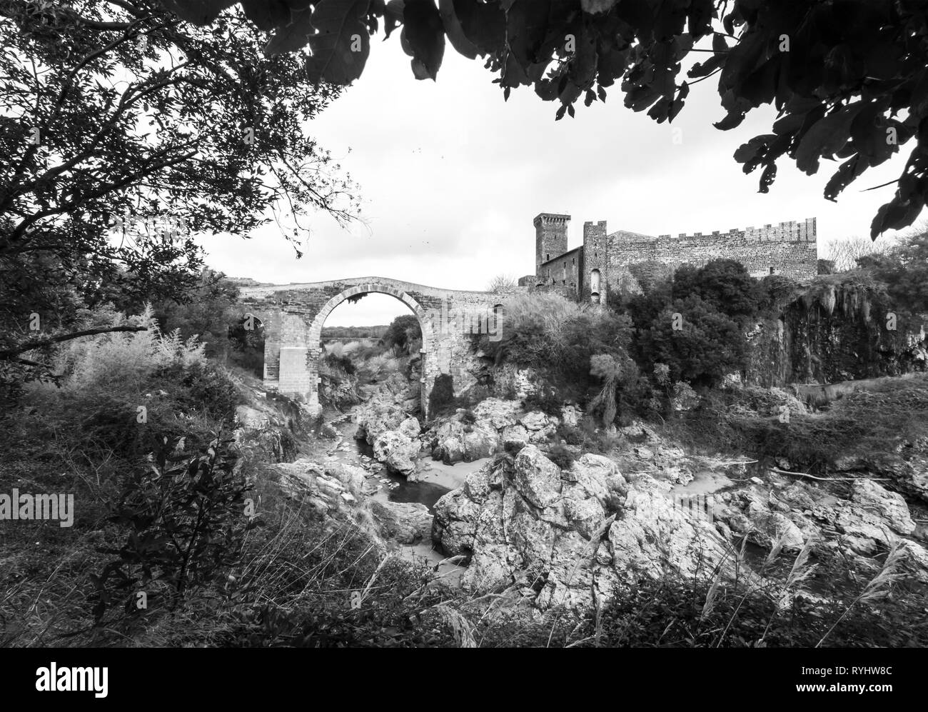 Vulci (Italie) - Le château médiéval de Vulci, musée maintenant, avec pont du diable. Vulci est une ville en ruines étrusques région du Latium, sur la rivière Fiora Banque D'Images