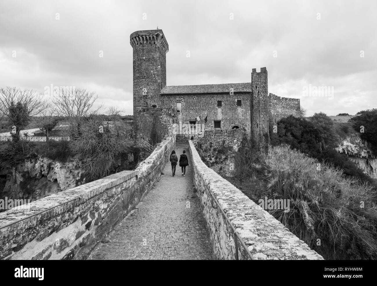Vulci (Italie) - Le château médiéval de Vulci, musée maintenant, avec pont du diable. Vulci est une ville en ruines étrusques région du Latium, sur la rivière Fiora Banque D'Images