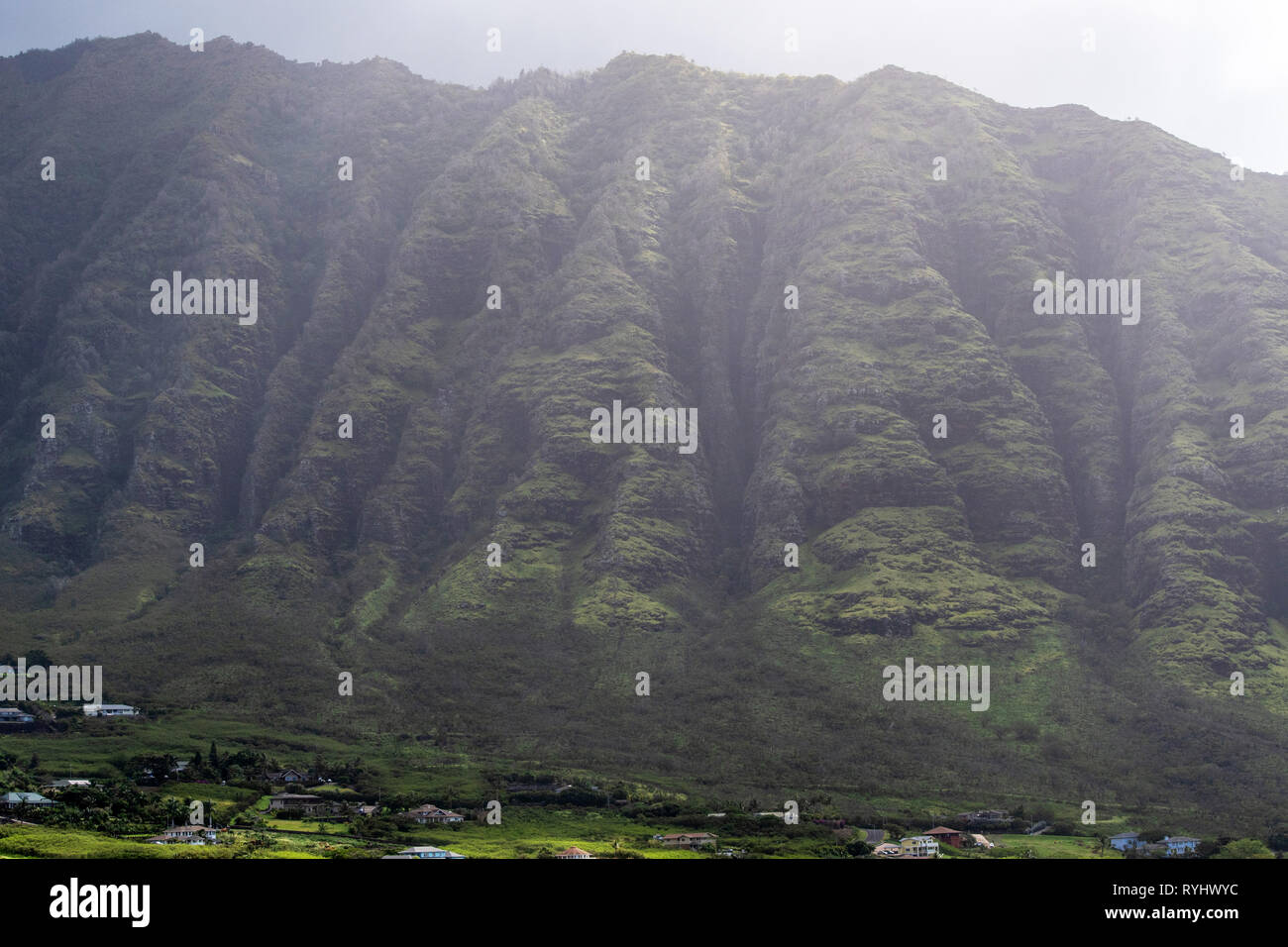 Makaha Valley avec ancien volcan sur la côte ouest d'Oahu Banque D'Images