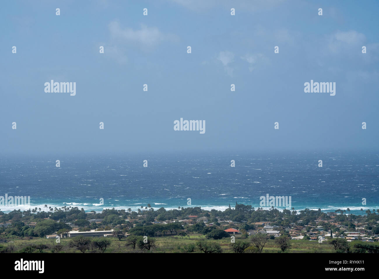 Makaha Valley avec l'océan sur la côte ouest d'Oahu Banque D'Images