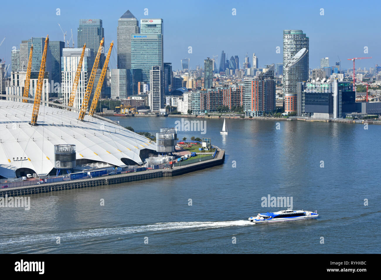 Vue aérienne de haut en bas au niveau de la courbure dans la Tamise avec clipper voile & London Canary Wharf cityscape skyline O2 Arena de Greenwich toit dome UK Banque D'Images
