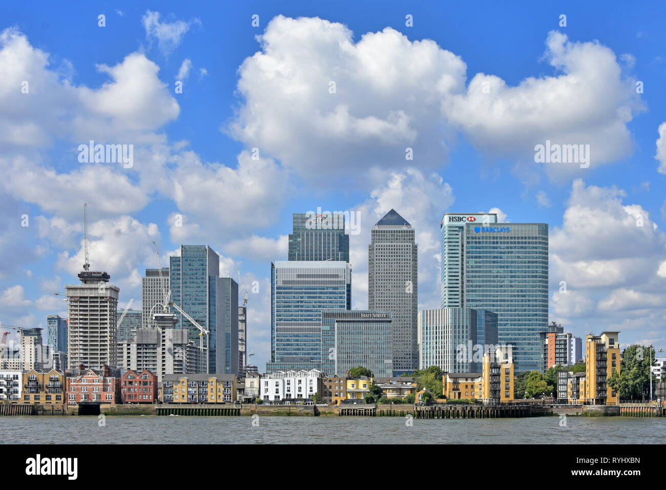 Site de construction grues de construction continuent d'élargir Canary Wharf London Docklands cityscape skyline sur l'Isle of Dogs Newham East London England UK Banque D'Images