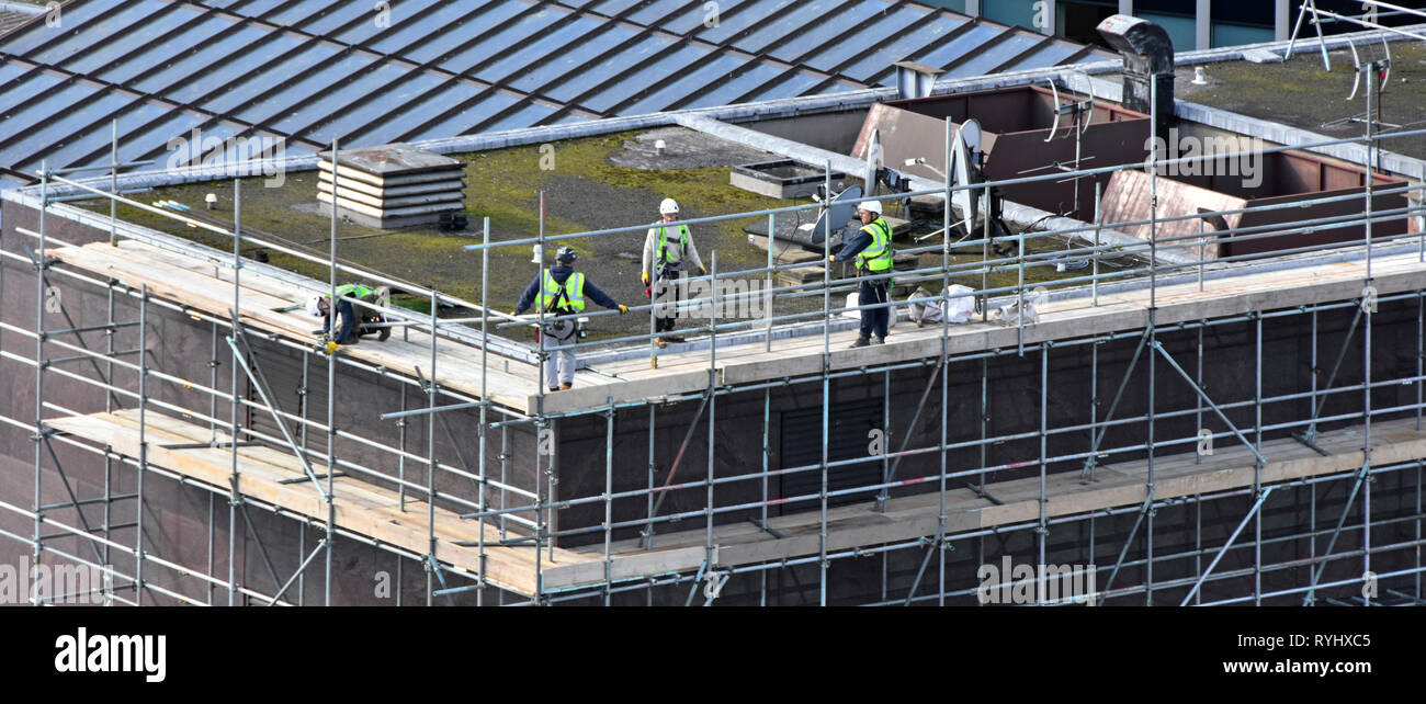 Vue aérienne au-dessus du toit du bâtiment de bureaux haut de Londres à ériger des échafaudages d'accès des travailleurs pour des réparations sur le toit Ville de London England UK Banque D'Images