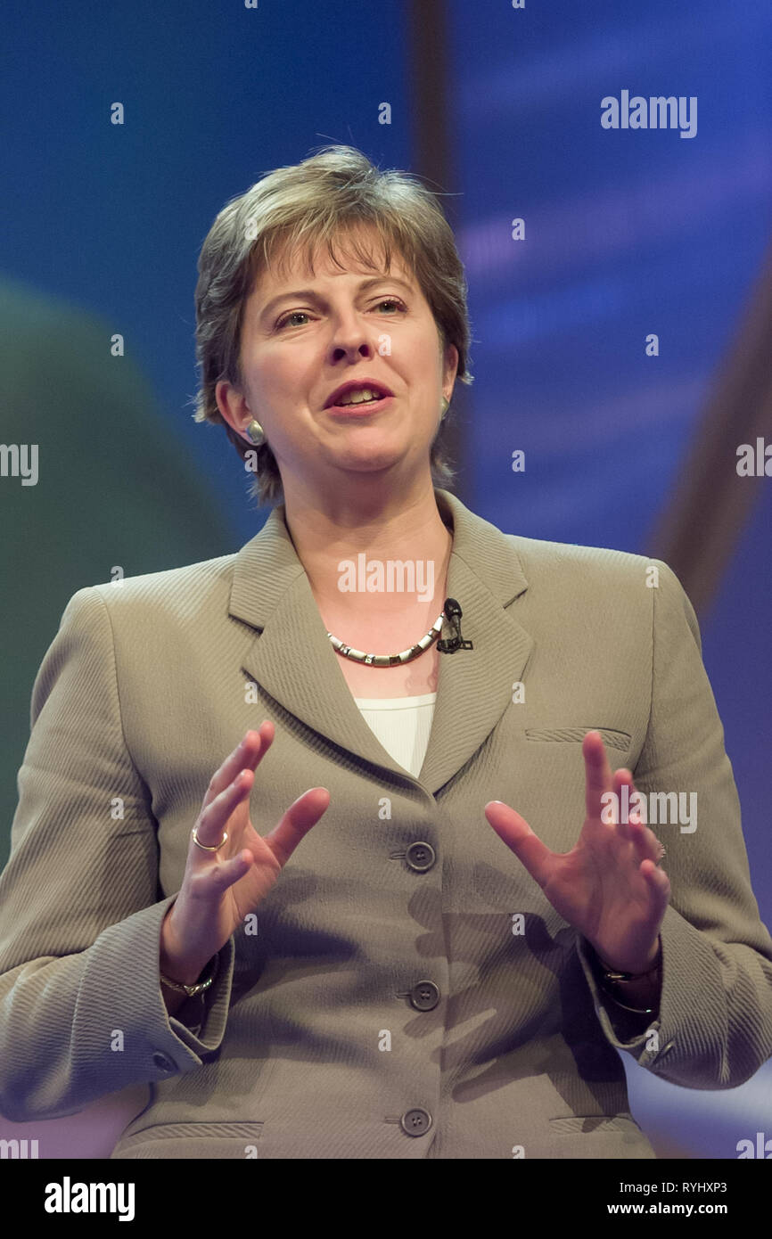 Theresa peut s'exprimant lors de la conférence du parti conservateur de 1999 à Bournemouth, regardée par Margaret Thatcher Banque D'Images