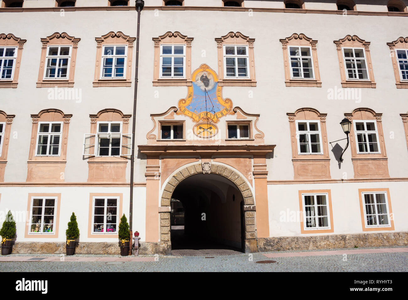 Cadran solaire sur le mur au-dessus de l'arche dans la cour de l'abbaye de Saint Pierre dans la vieille ville de Salzbourg, Autriche Banque D'Images