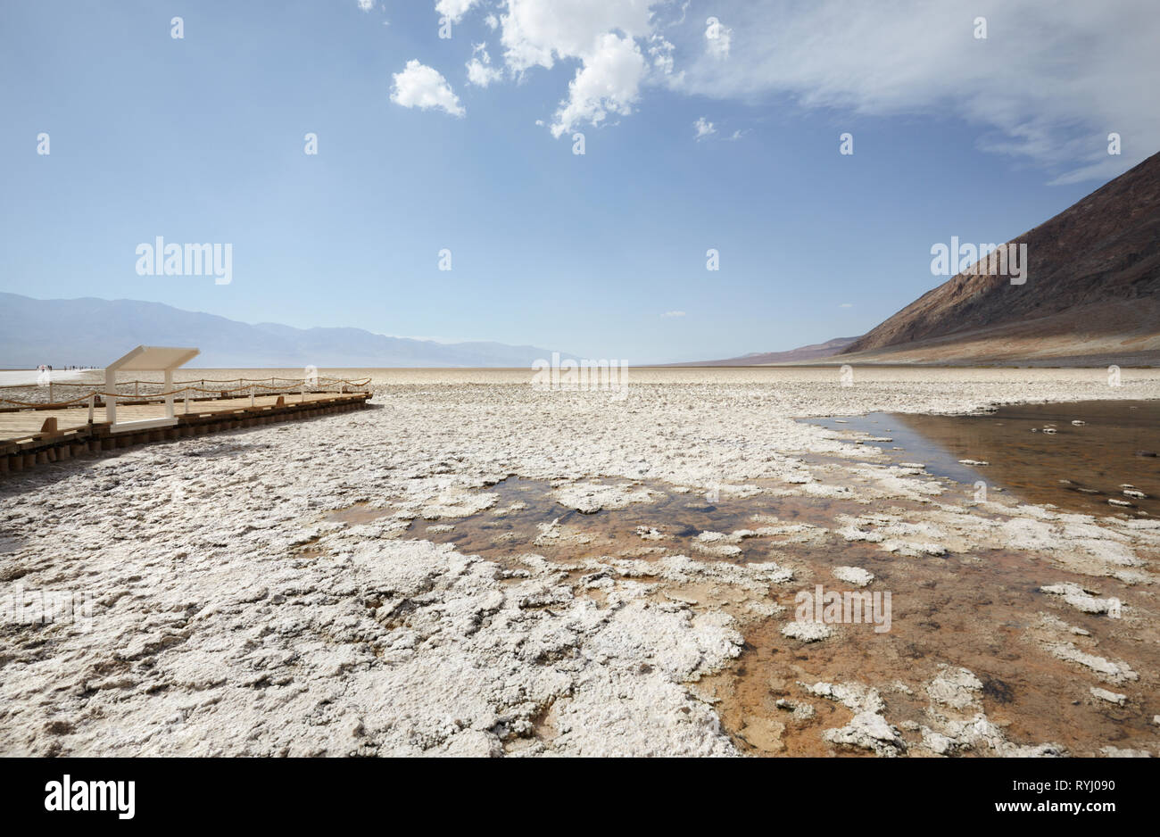 Le bassin de Badwater, Death Valley, Californie, USA. Banque D'Images