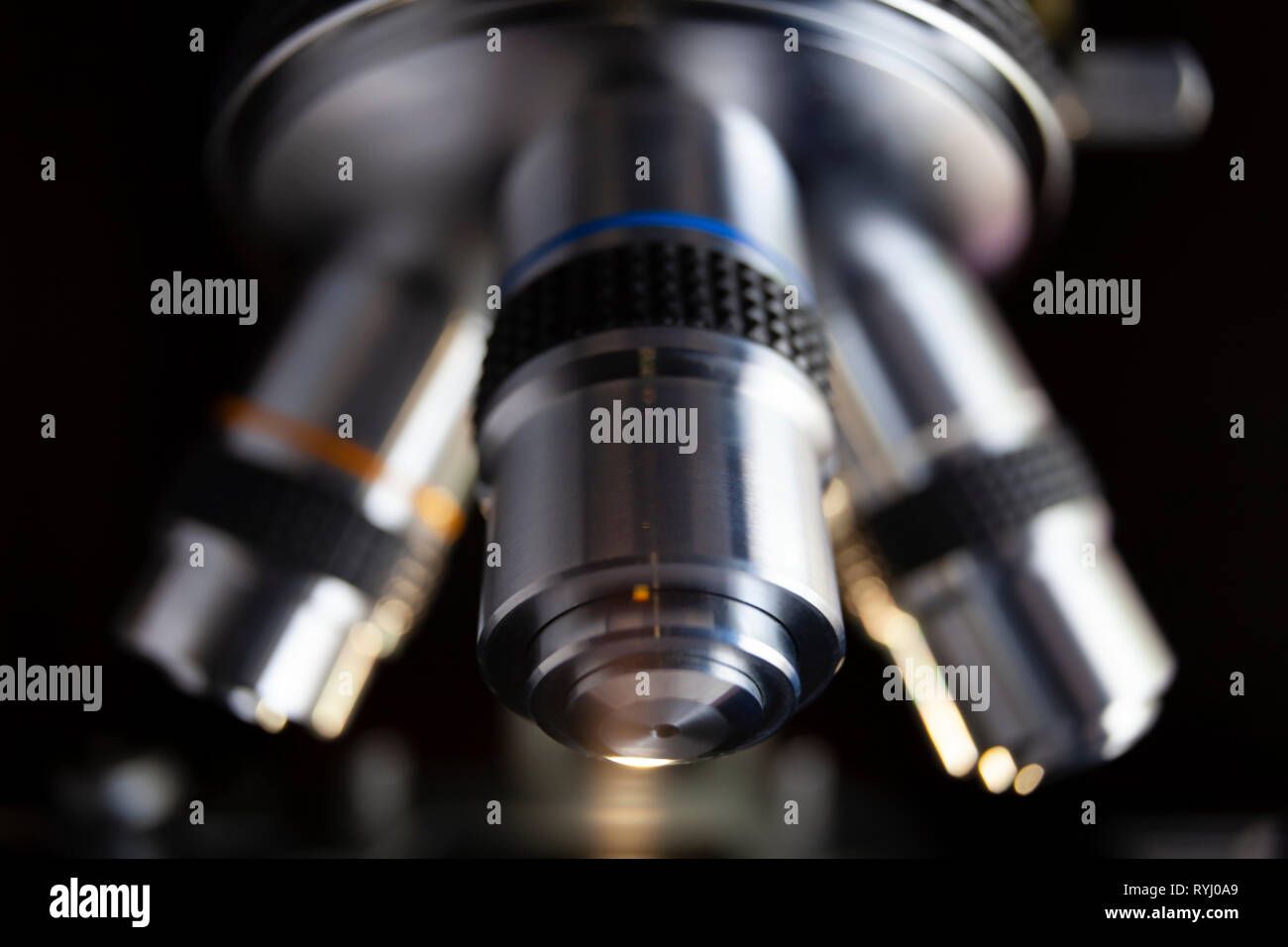 Microscope optique. Microscope est utilisé pour mener des expériences de recherche, prévues, des démonstrations éducatives dans les laboratoires médicaux et cliniques Banque D'Images