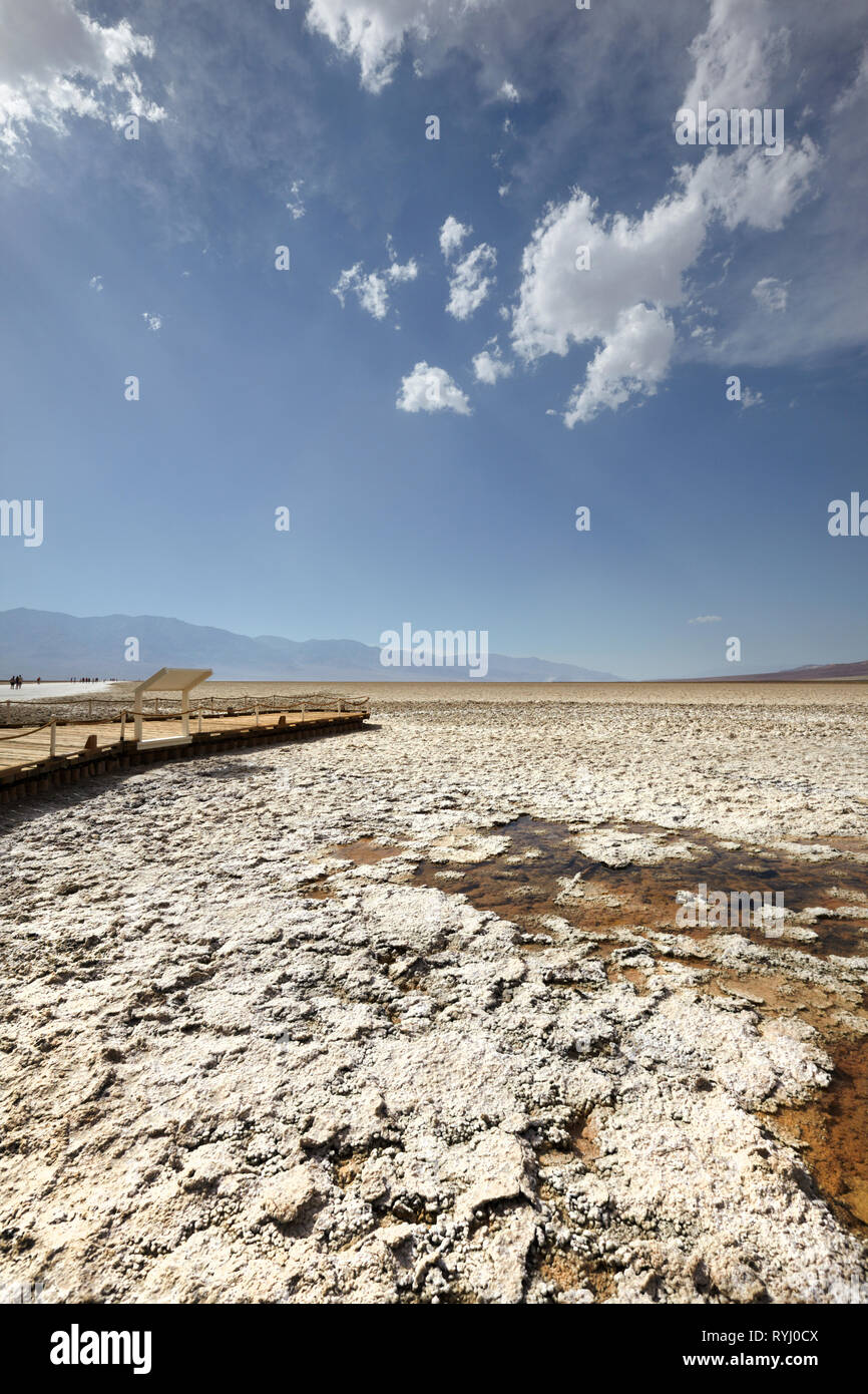 Le bassin de Badwater, Death Valley, Californie, USA. Banque D'Images