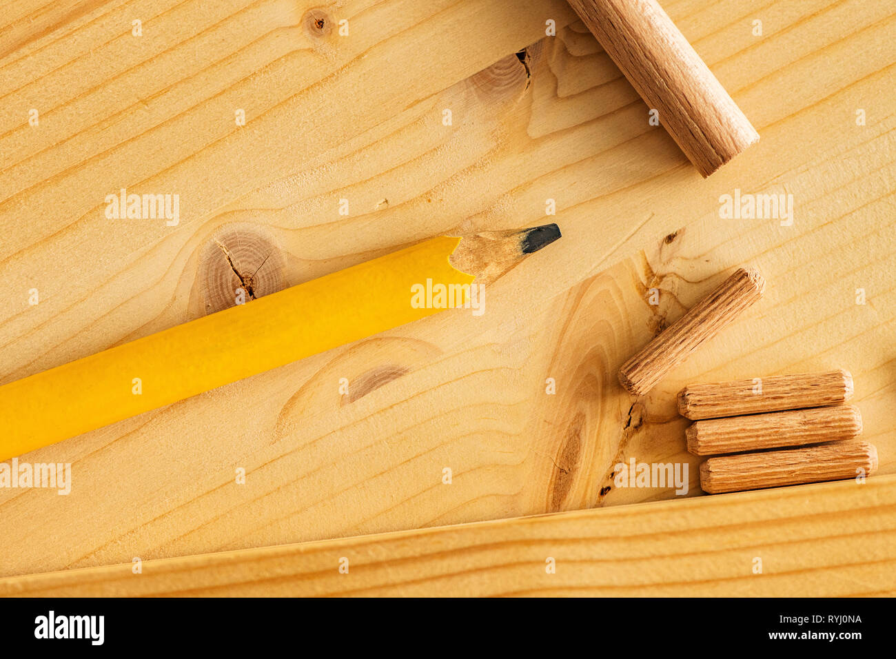 Crayon de charpentier et de chevilles de bois bureau, vue du dessus Banque D'Images