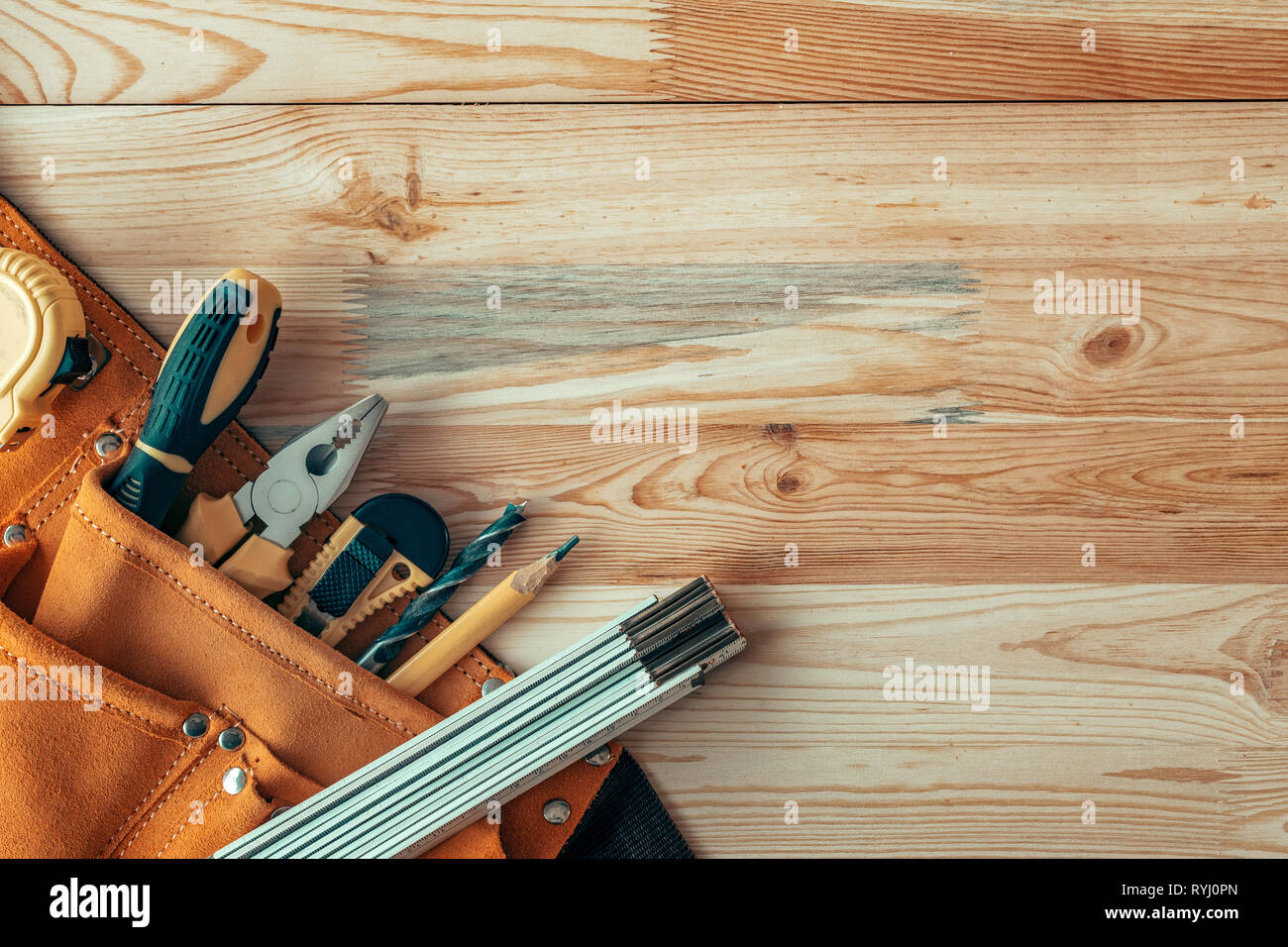 Ceinture à outils menuiserie menuiserie sur bureau atelier avec différents outils de travail, Vue supérieure avec copie espace Banque D'Images