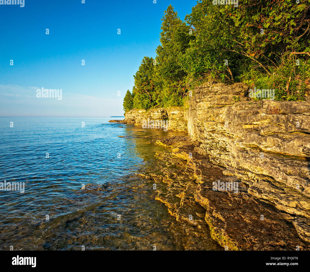 Tôt le matin, vue sur une côte rocheuse falaise sur la côte du lac Michigan de Cave Point Park dans le comté de porte au Wisconsin. Banque D'Images