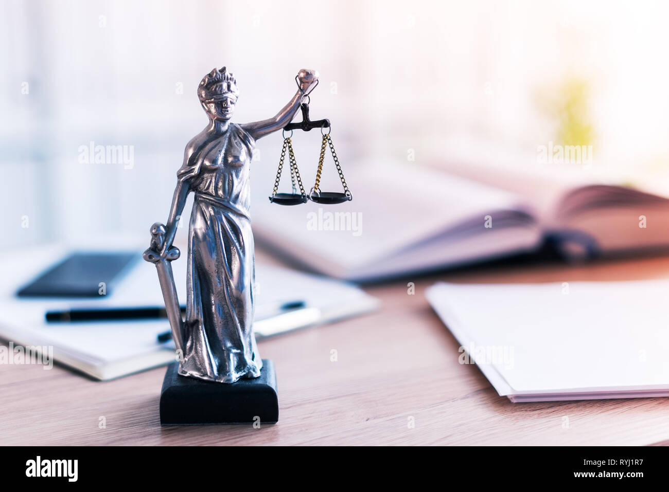 Dame Justice statue en cabinet, le bureau du procureur de la balance avec les yeux bandés, Justitia et l'épée est la personnification de la force morale dans les syst Banque D'Images