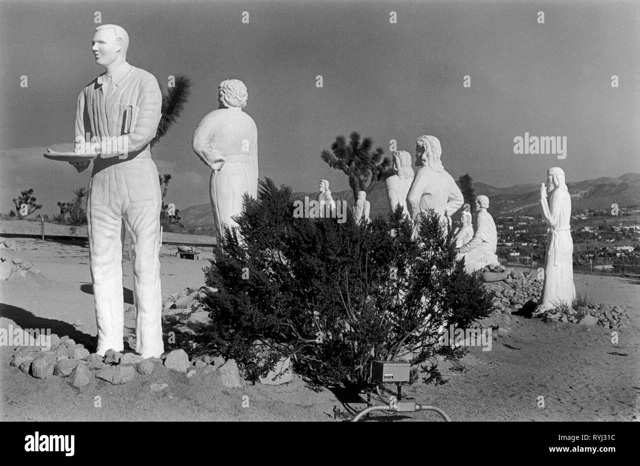 Antone Martin 1960 Desert Christ Park Yucca Valley, Californie États-Unis 1969. Le parc a été sculpté et créé par Antone Martin, un ancien travailleur de l'avion décédé en 1961 à l'âge de 74 ans. Il est devenu de nouveau né Christian se dépeint comme Judas avec Christ et ses disciples. USA HOMER SYKES DES ANNÉES 1960 Banque D'Images