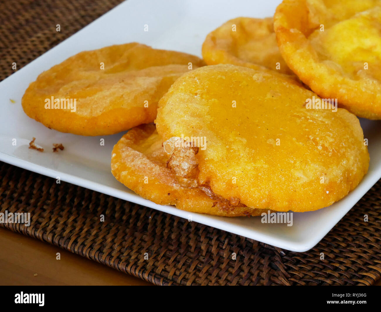 Un groupe d'arepa de huevo prêt pour servir le petit déjeuner dans une cuisine typique de la côte des Caraïbes en Colombie Banque D'Images