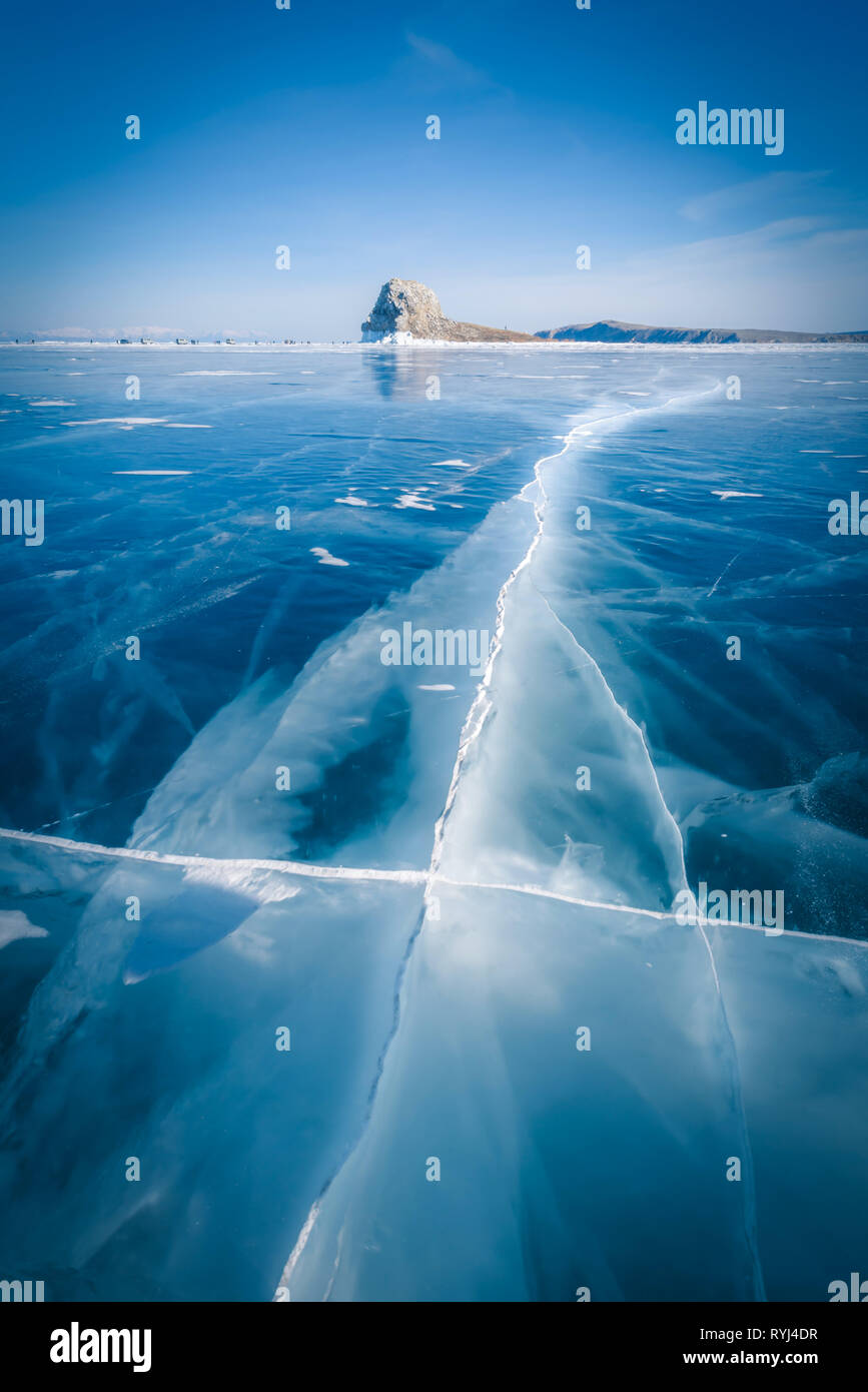 Les glaces naturelles dans l'eau gelée au Lac Baikal, Sibérie, Russie. Banque D'Images