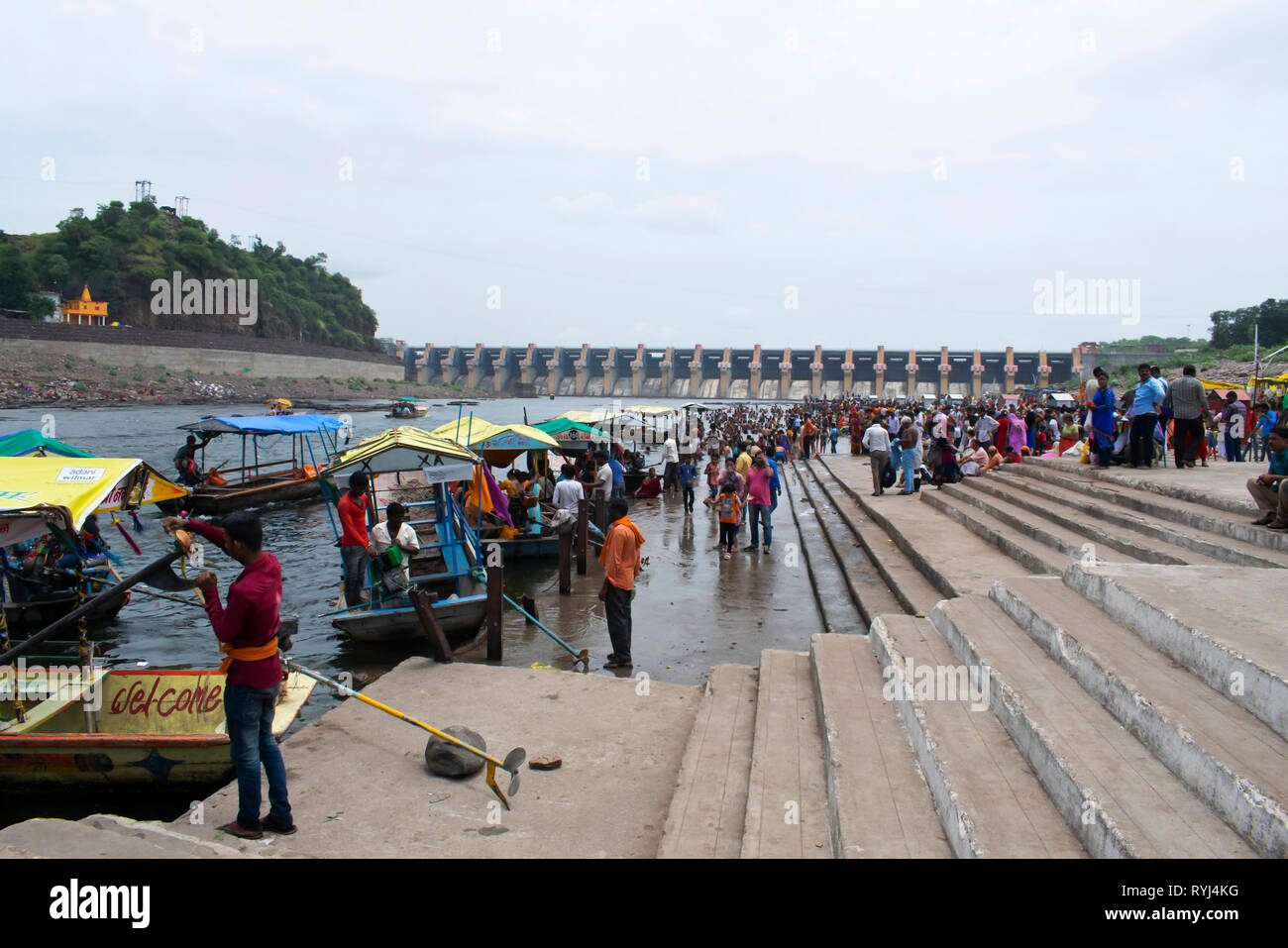 OMKARESHWAR, Madhya Pradesh, Inde, août 2018, touristiques et de passionnés d'attendre de prendre des bateaux en Ghats à Omkareshwar Temple Banque D'Images