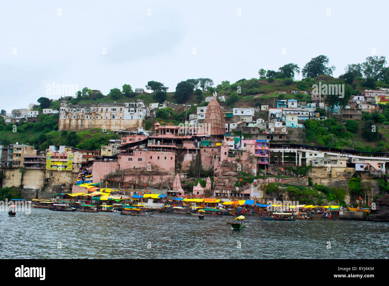 OMKARESHWAR, Madhya Pradesh, Inde, août 2018, touristiques et les dévots de Shri Omkar Mandhata Temple au bord de la rivière Narmada Banque D'Images