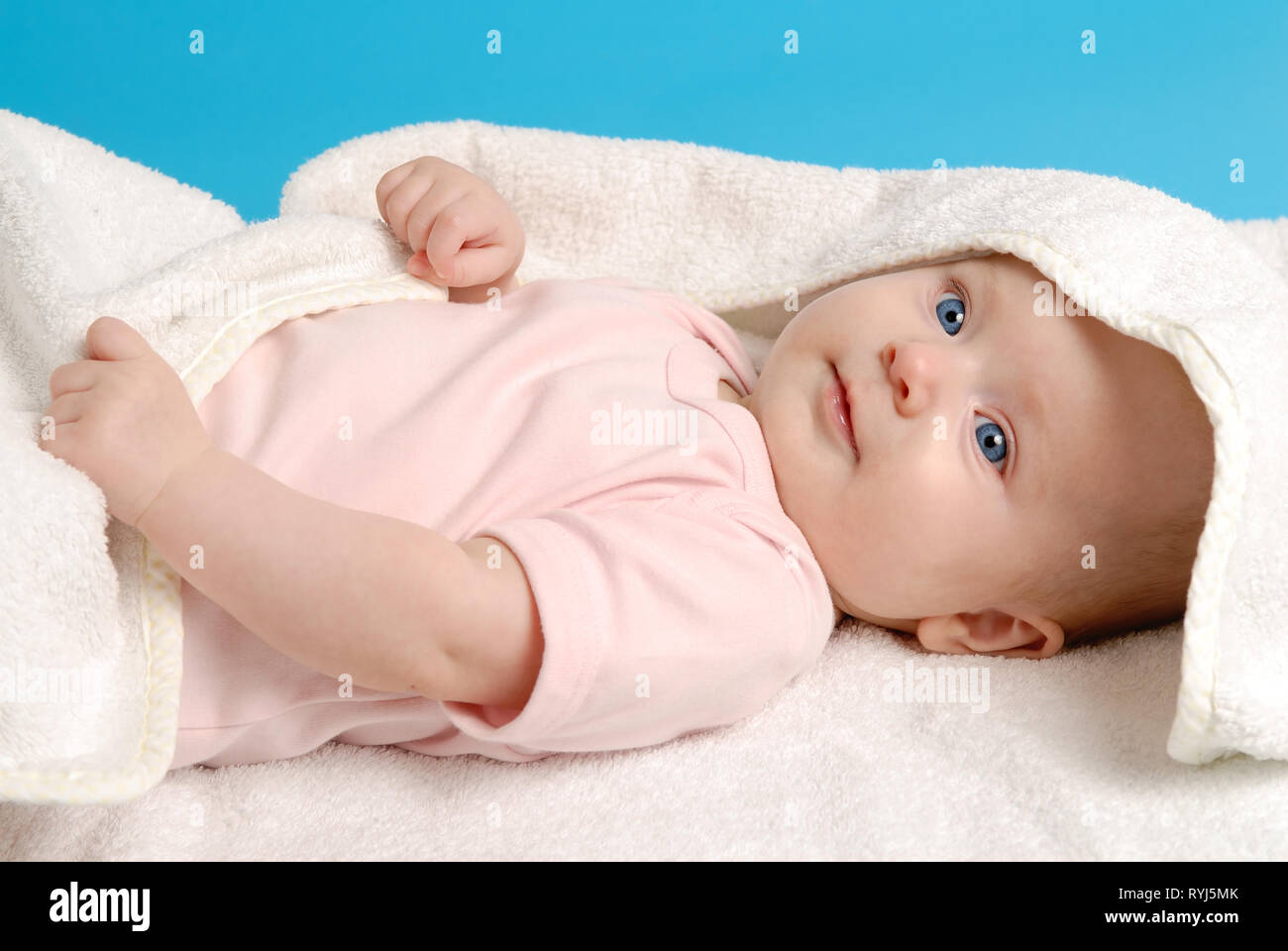 Mignon bébé fille nouveau-né, couché sur une couverture blanche Banque D'Images