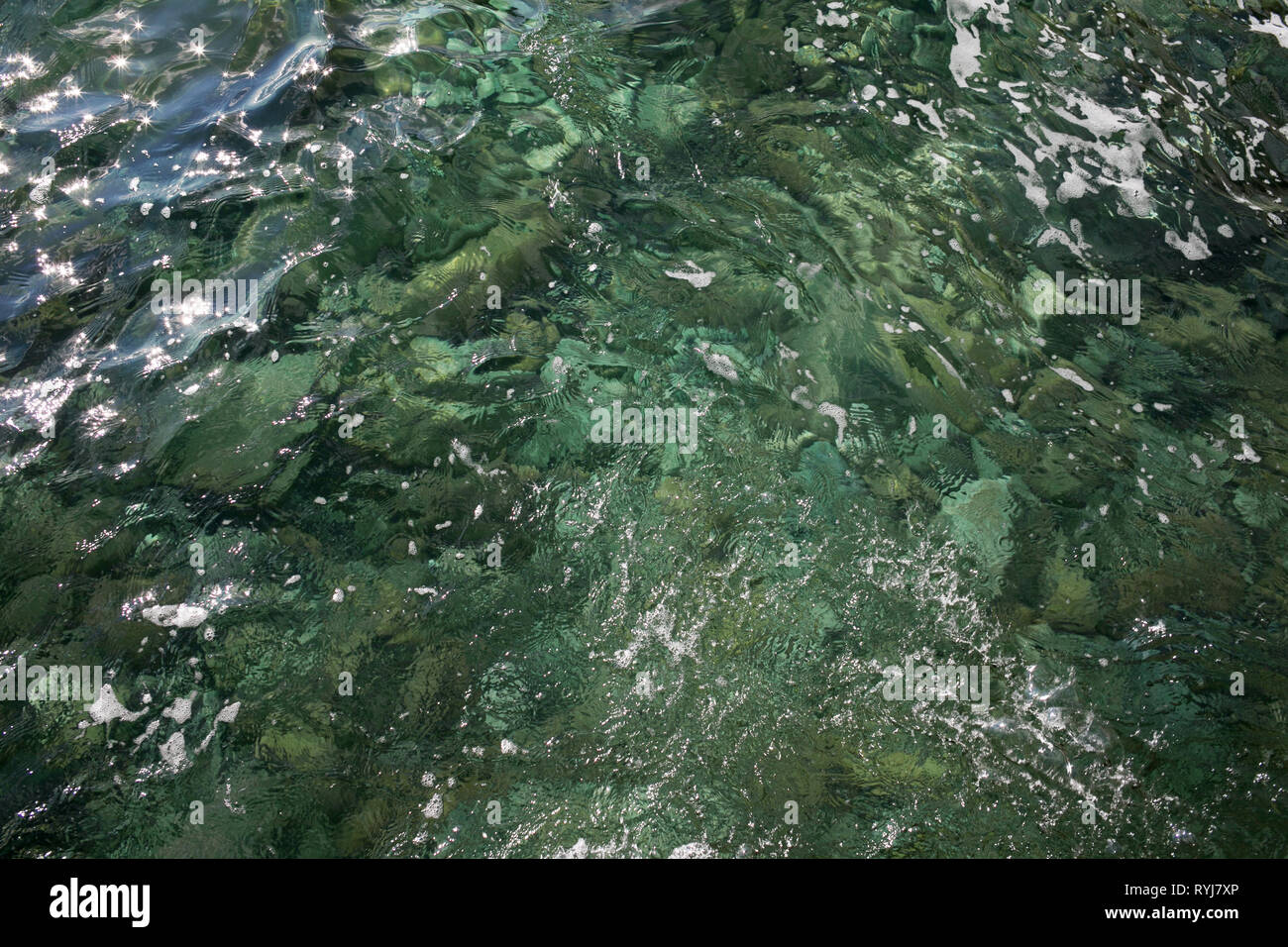 Beau vert l'eau de mer. L'océan bleu. Les reflets sur l'eau. Banque D'Images