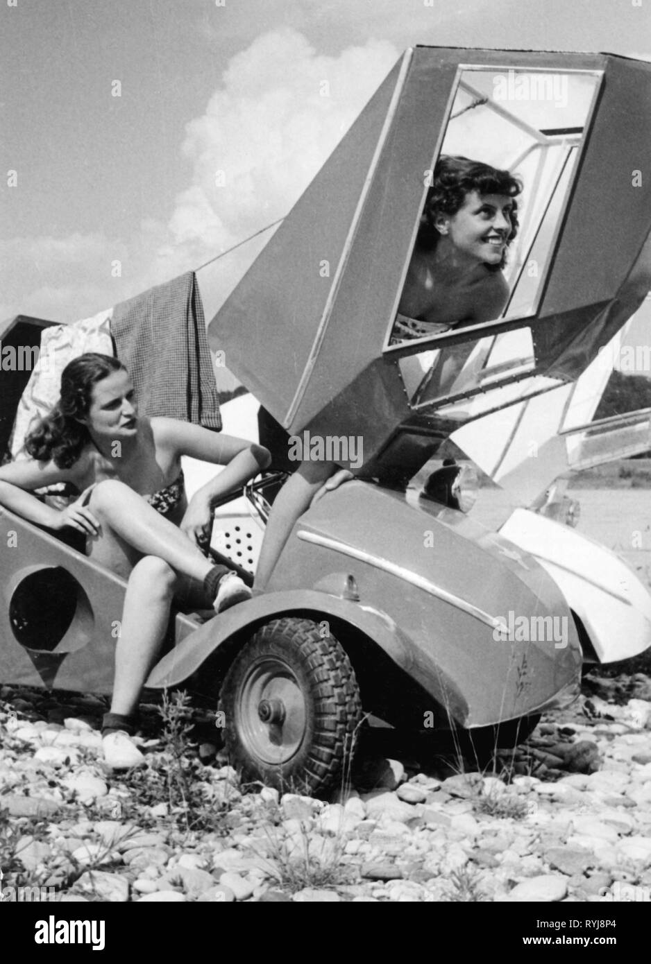 Transport / Transports, location de véhicules, véhicules, Fend Flitzer, deux jeunes femmes en maillot de chiffon dans la voiture avec la partie supérieure ouverte renversée, vers 1950, Additional-Rights Clearance-Info-Not-Available- Banque D'Images
