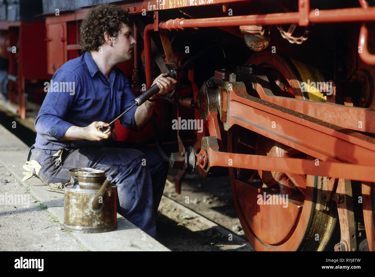 Transports / transport, ferroviaire, le nettoyage de l'unité d'une locomotive à vapeur des roulements dans le musée, Editorial-Use-seulement Banque D'Images