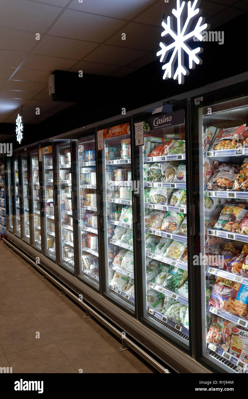 Cale en ligne au supermarché. Les aliments transformés congelés. La France. Banque D'Images