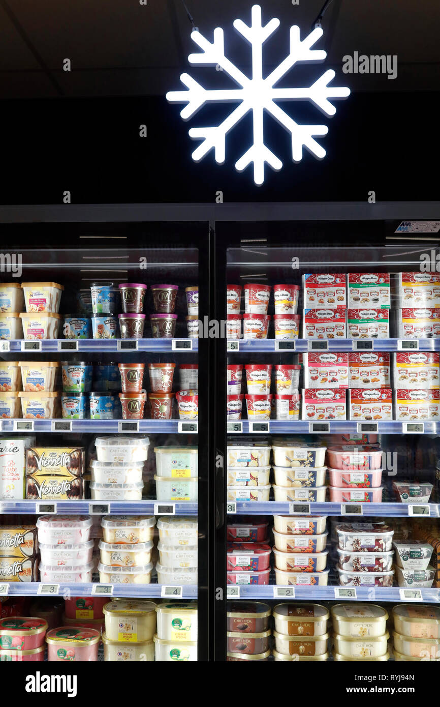 Cale en ligne au supermarché. Les aliments transformés congelés. La France. Banque D'Images