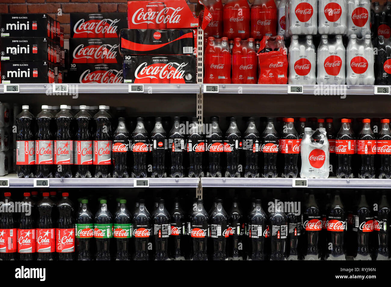Cale en ligne au supermarché. Les boissons gazeuses. Coca Cola. La France. Banque D'Images
