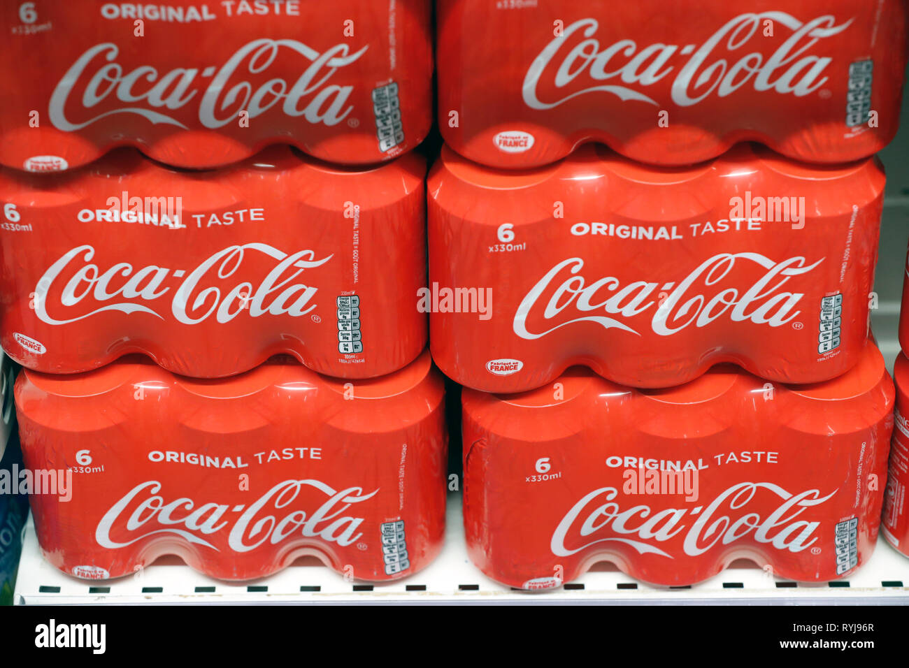 Cale en ligne au supermarché. Les boissons gazeuses. Coca Cola. La France. Banque D'Images