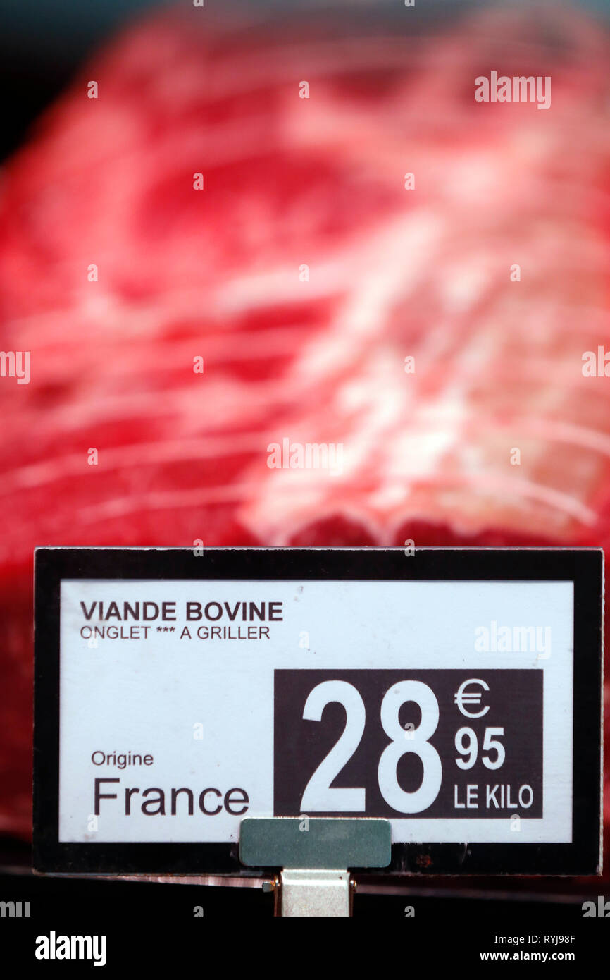 Supermarché. Boucher. Viande bovine pour la vente. La France. Banque D'Images