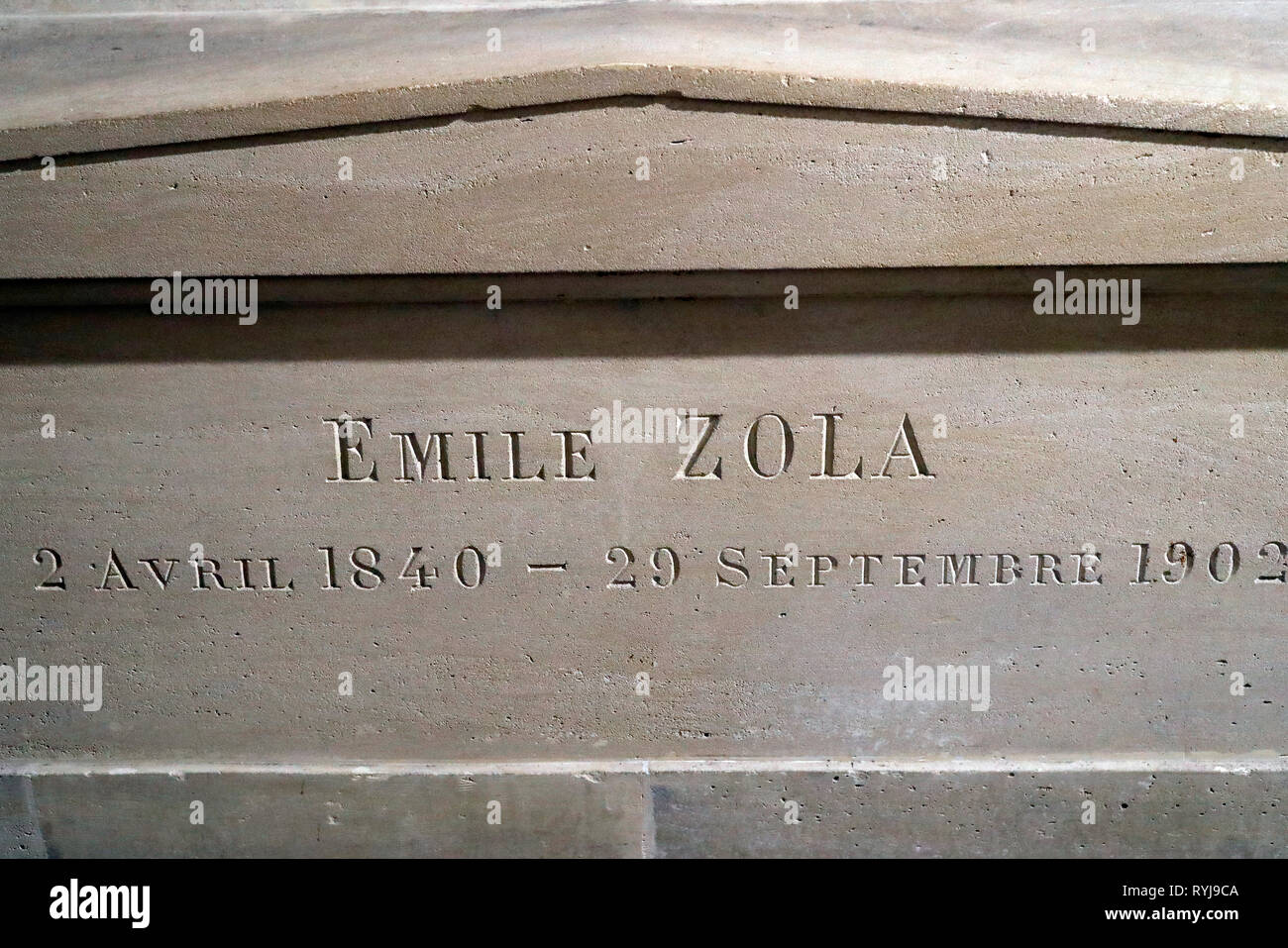 Le Panthéon est le lieu de sépulture pour de nombreux Français. La crypte. Emile Zola. Paris. La France. Banque D'Images