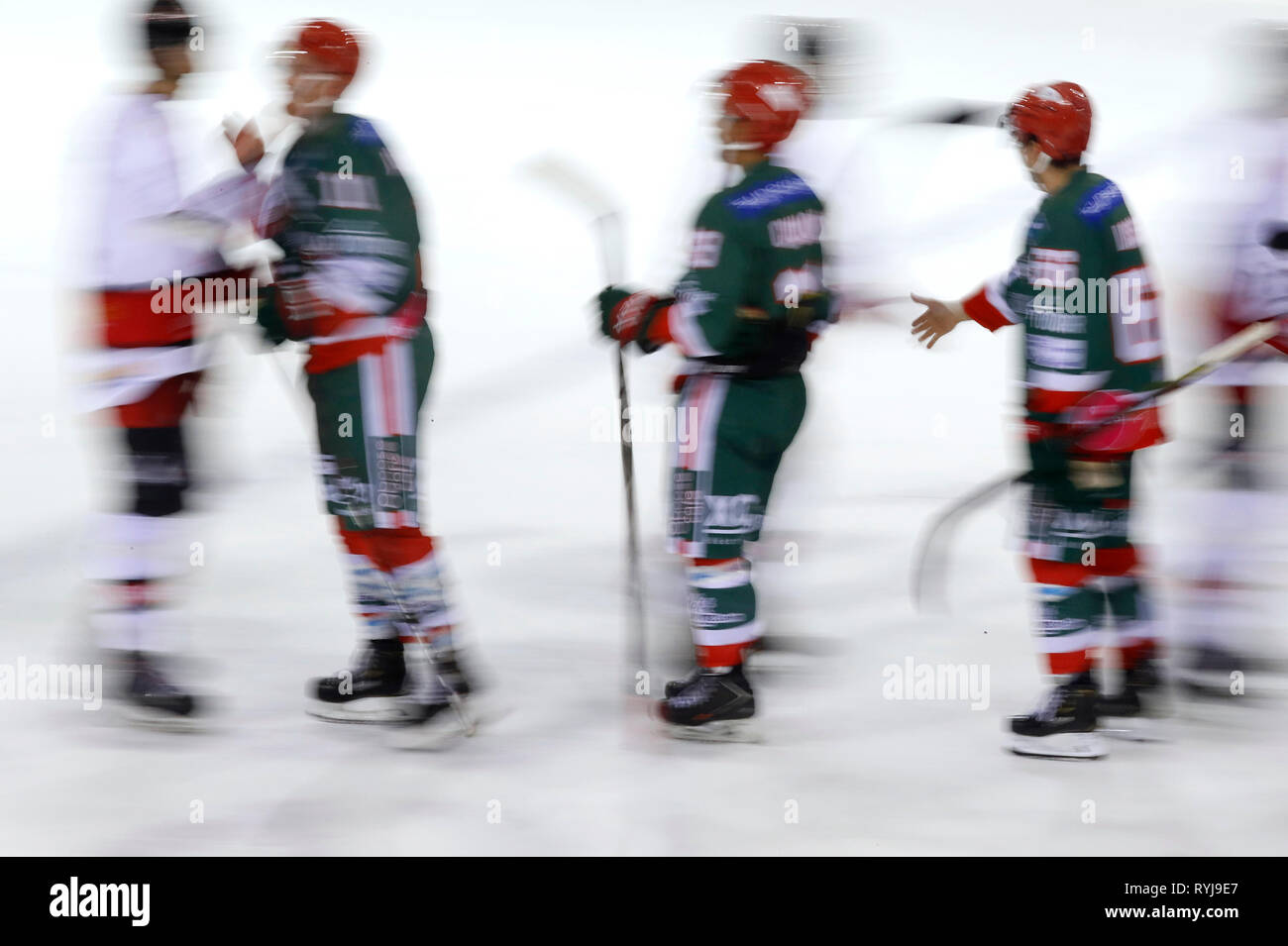 Match de hockey sur glace. Le fair-play. Megève. La France. Banque D'Images