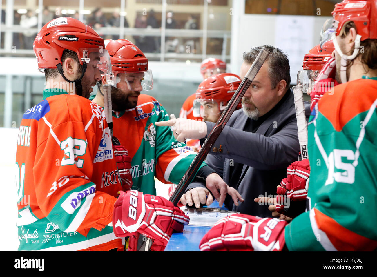 Le hockey sur glace. Répondant avec rondelle et sifflet. Megève. La France. Banque D'Images