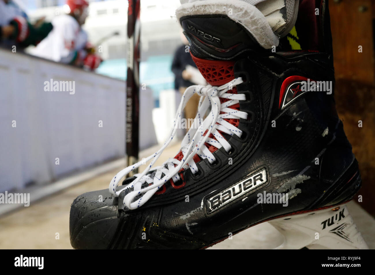 Le hockey sur glace. Dvd et patin à glace. Close-up. Saint-Gervais. La France. Banque D'Images