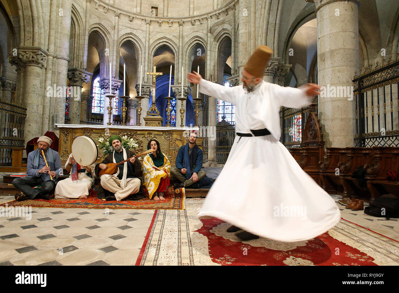 Mariage musulman Soufi dans l'église catholique St Nicolas, Blois, France. Groupe de musique soufie et derviche tourneur. Banque D'Images
