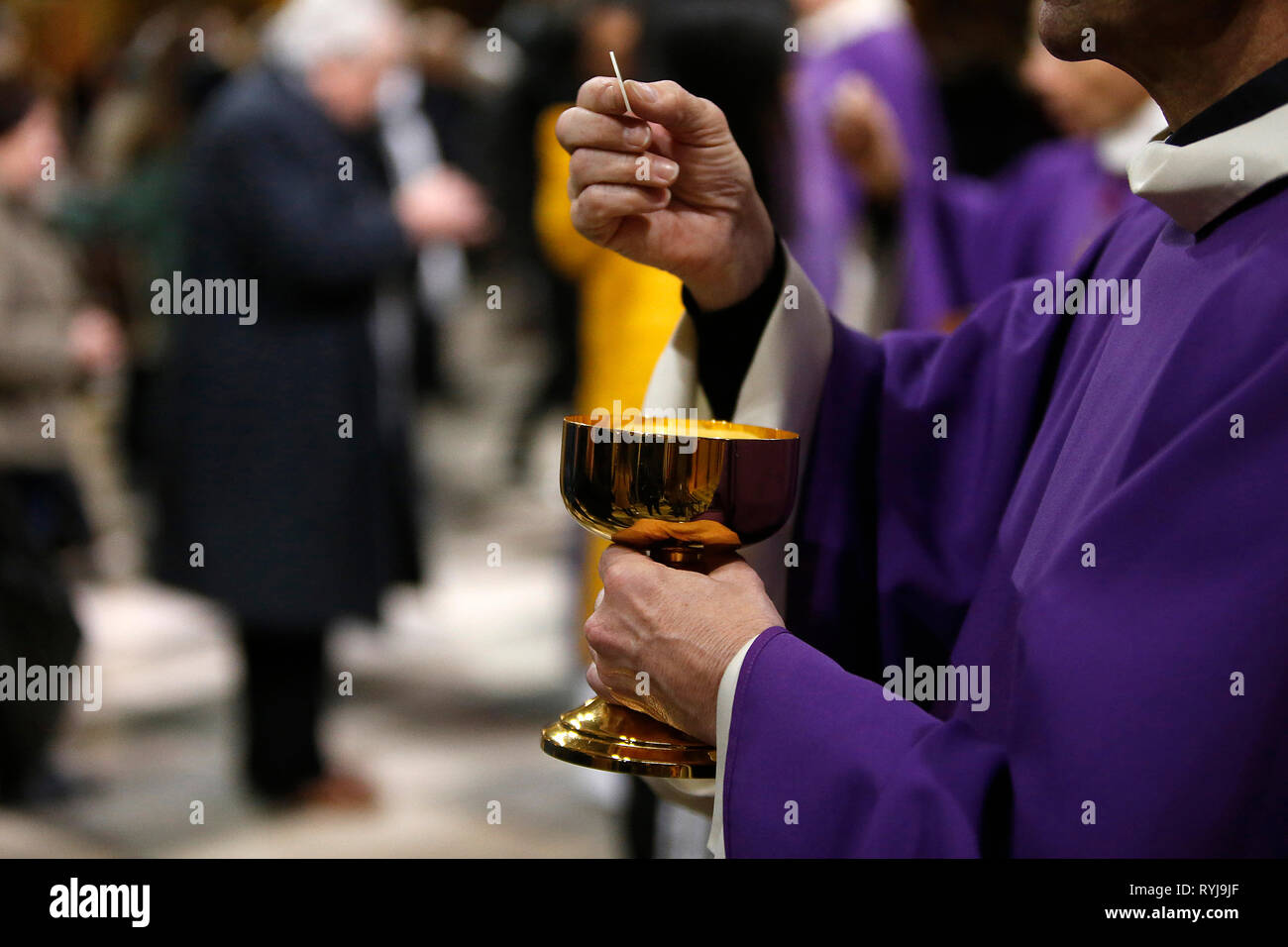 Le mercredi des cendres célébration à la cathédrale Notre Dame, Paris, France. Banque D'Images