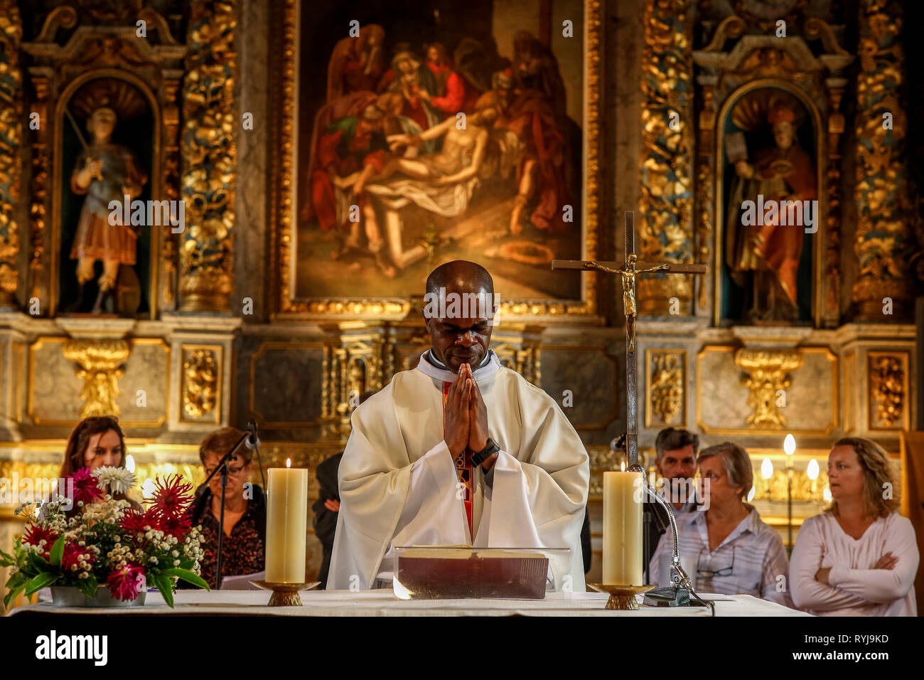 Prise de masse dans la Ferriere sur Risle église catholique, Eure, France. Banque D'Images