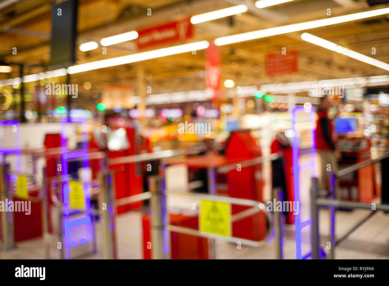 Arrière-plan flou du supermarché aux couleurs vives. Le caissier, gueues au magasin. Vente temps concept. Banque D'Images