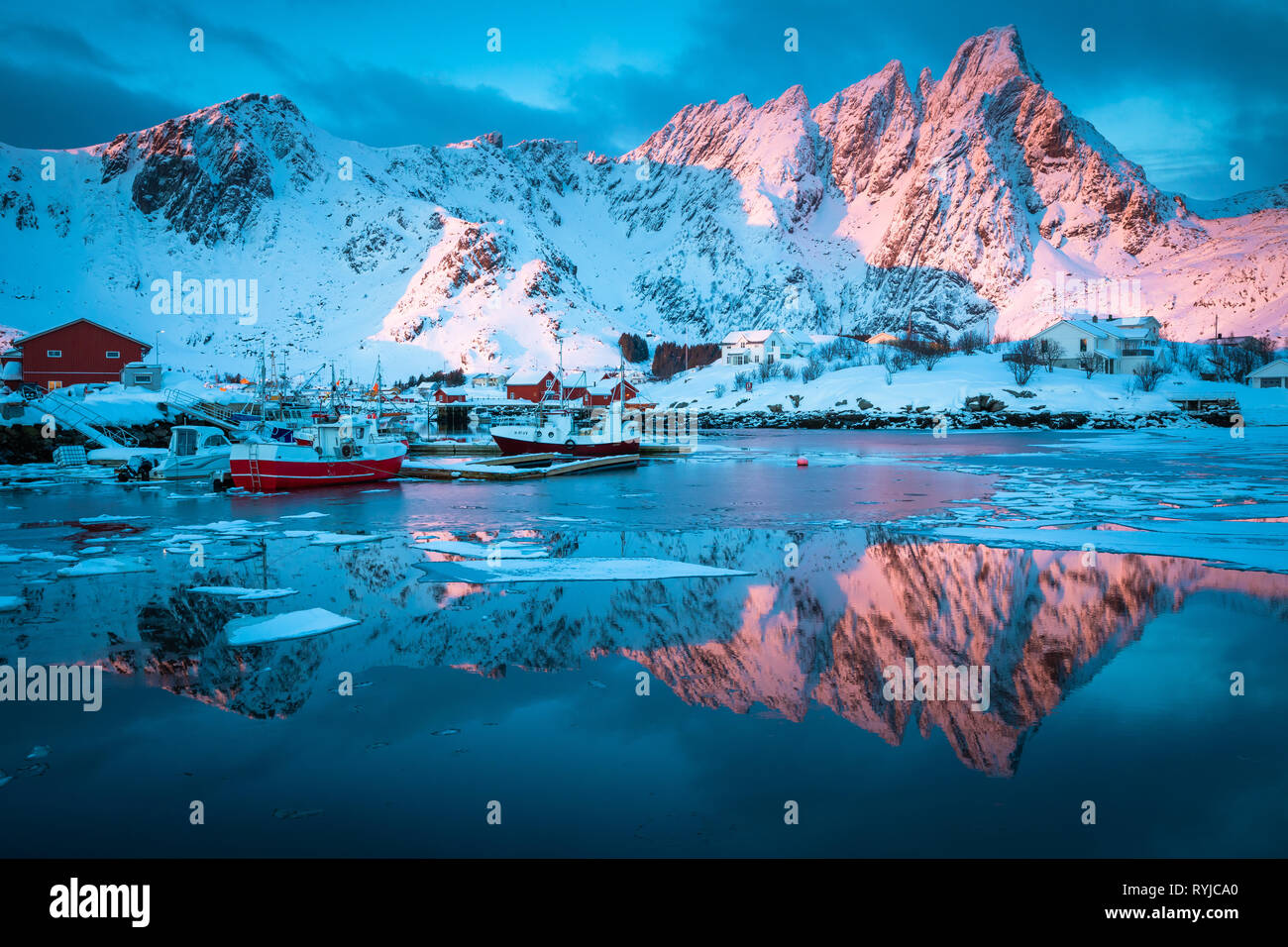 Les îles Lofoten sont un archipel et un quartier traditionnel dans le comté de Nordland, en Norvège. Banque D'Images