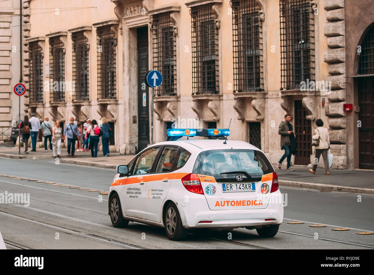 Rome, Italie - 21 octobre 2018 : Déménagement avec sirène d'ambulance d'urgence petite voiture Honda sur rue. Système d'éclairage d'urgence Els activé Banque D'Images