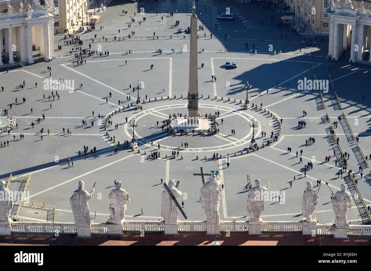 Vue aérienne de Saint Peters Square et obélisque égyptien, prises à partir de la coupole de la Basilique Saint-Pierre, Vatican Rome Italie Banque D'Images