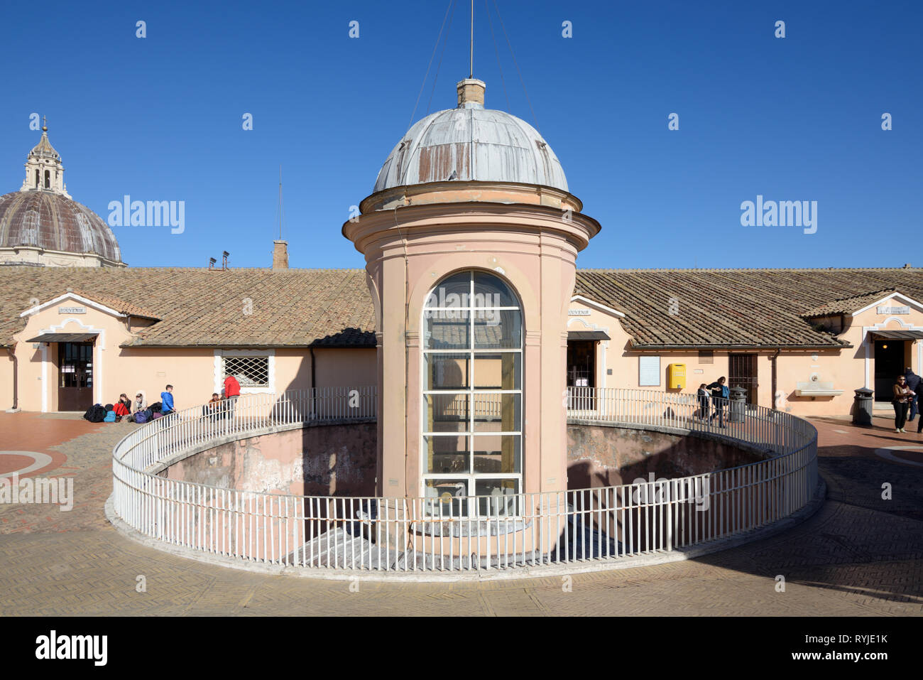 Toit en forme de coupole, toit de la lanterne, tour coupole de toit ou des lucarnes sur le toit de la Basilique Saint Pierre ou l'Église Vatican Rome Italie Banque D'Images