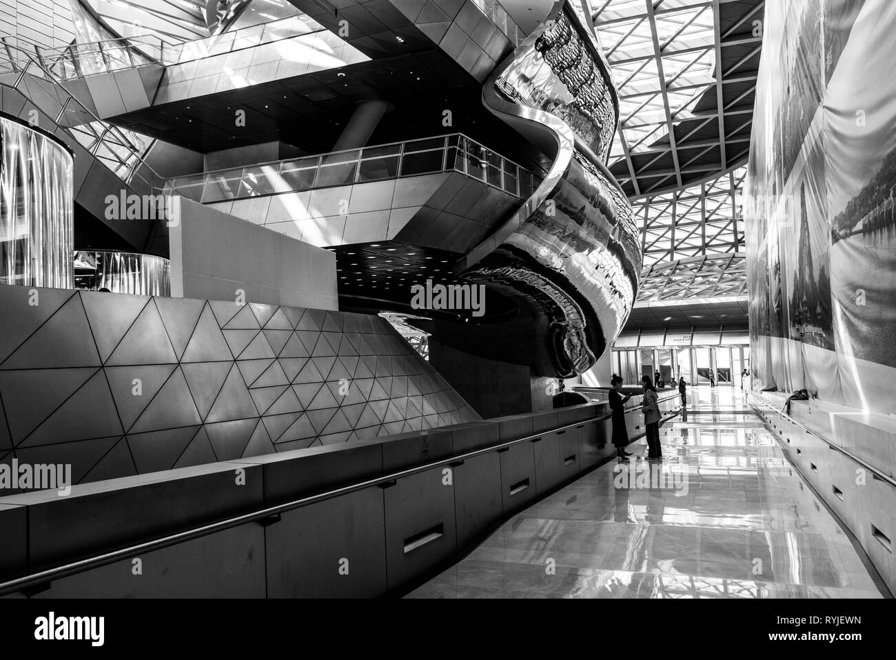 Architecture futuriste intérieur avec des courbes gracieuses au musée MOCAPE monochrome à Shenzhen, Chine Banque D'Images