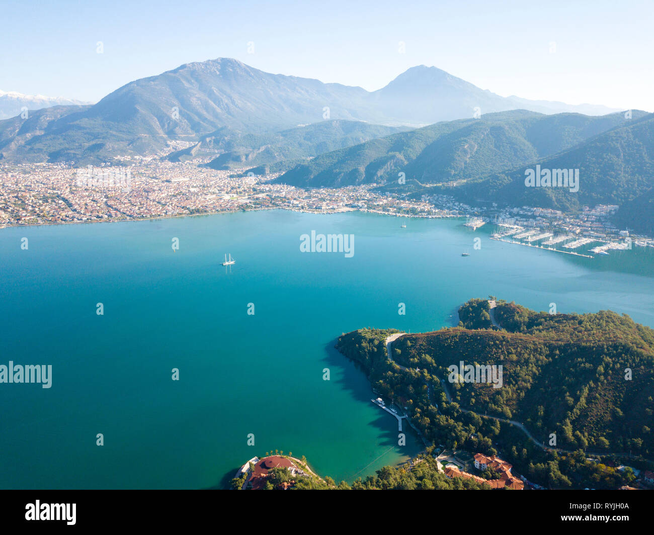 Drone Vue aérienne de la mer Méditerranée, les montagnes derrière la ville côtière de Fethiye, Turquie Banque D'Images