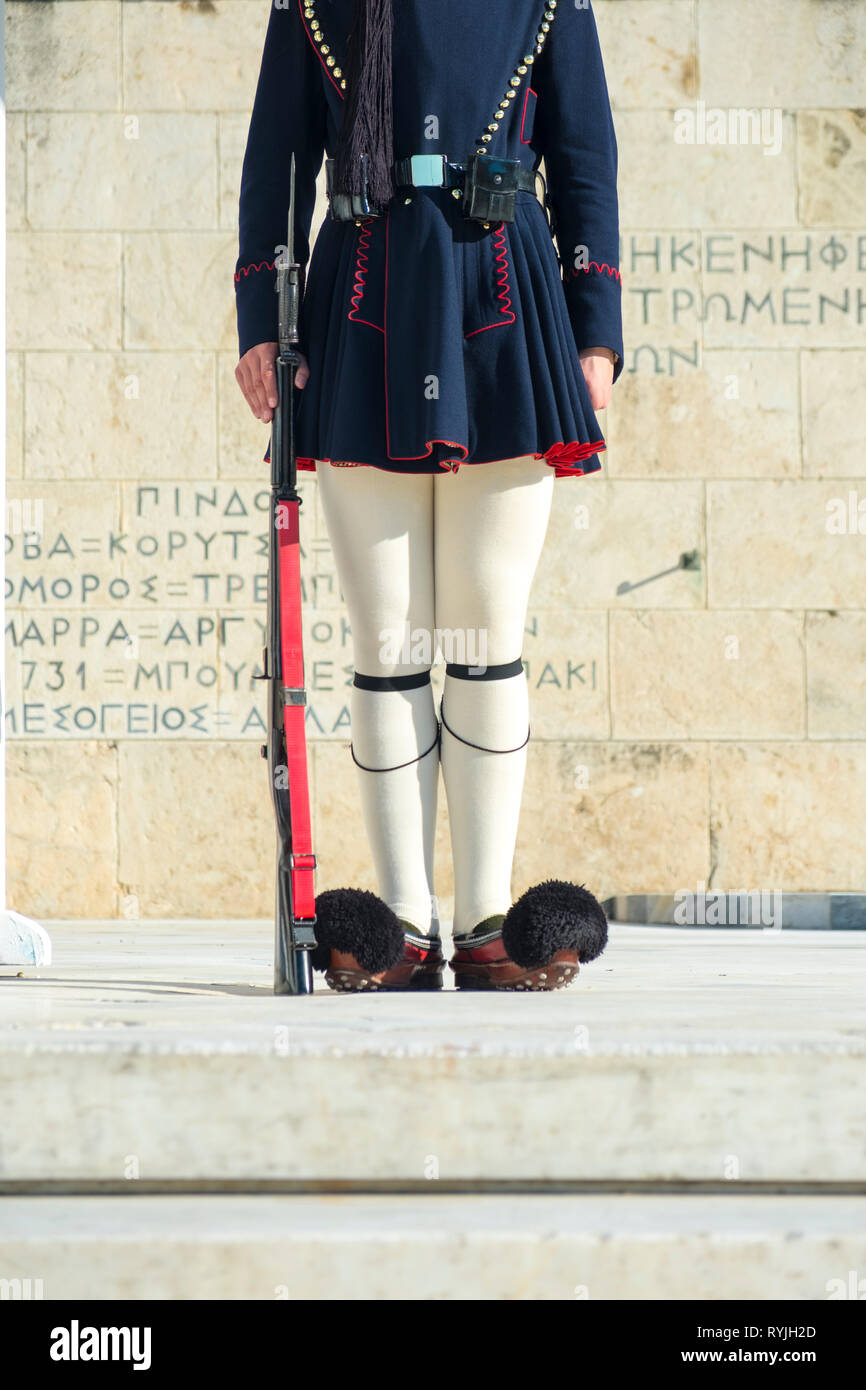 Costume traditionnel et carabine de jambes d'evzone garde présidentielle devant le Parlement et la tombe de soldats inconnus à Athènes, Grèce. Ver Banque D'Images
