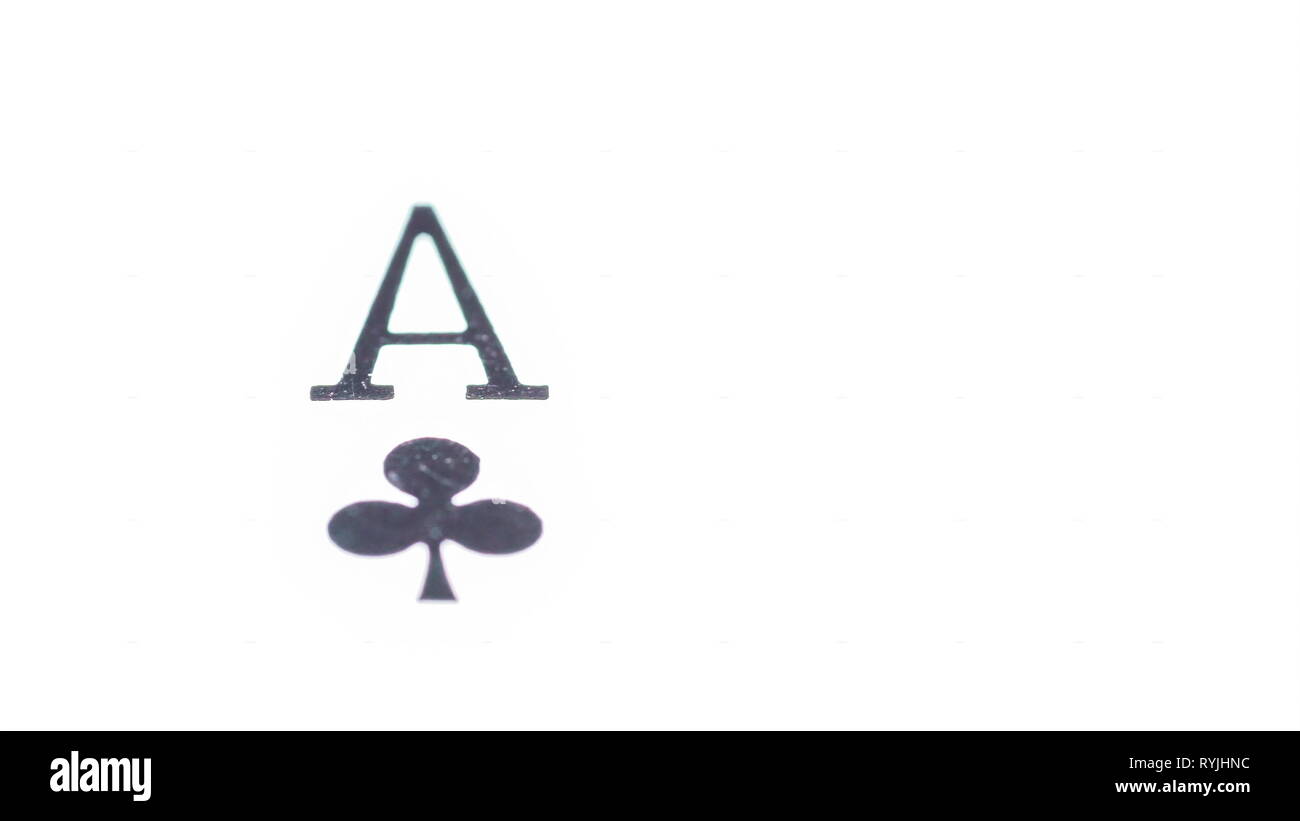 Un club d'Ace à partir du pont de carte sur une macro shot avec la couleur noire sur le côté d'une Banque D'Images