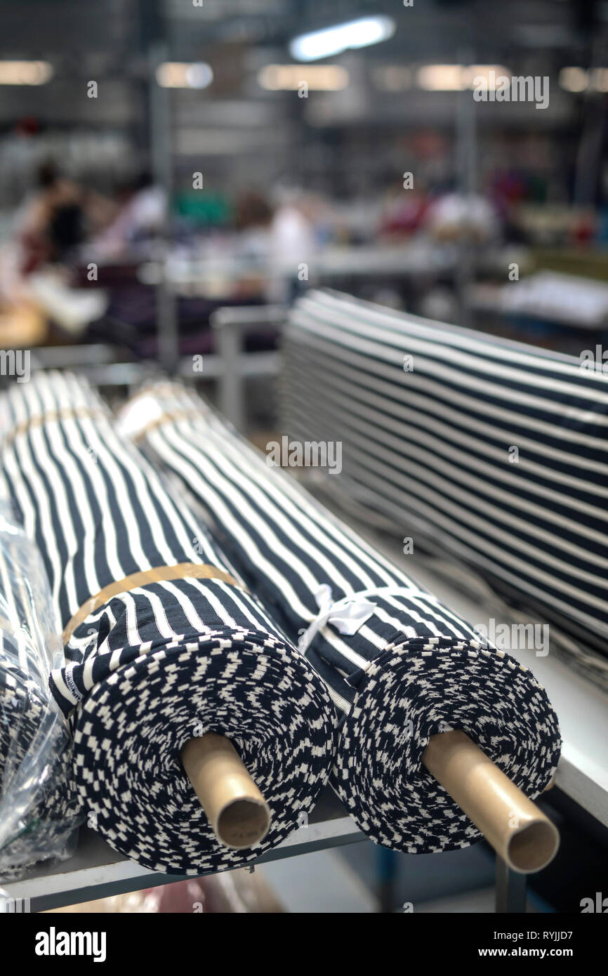 Quimper (Bretagne, nord-ouest de la France) : tissu rayé bleu et blanc dans l'atelier de production de vêtements Armor-lux *** *** légende locale Banque D'Images