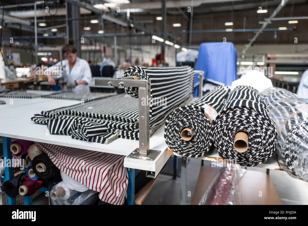 Quimper (Bretagne, nord-ouest de la France) : tissu rayé bleu et blanc dans  l'atelier de production de vêtements Armor-lux *** *** légende locale Photo  Stock - Alamy